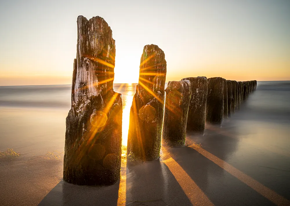 Alte Buhnen aus Holz am Strand